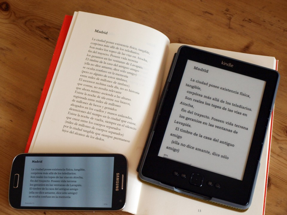 Ejemplo del interior de un libro de poesía en distintos soportes: papel, Kindle y smartphone.