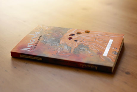 Foto de la portada de un libro con UVI 3D, es decir, zonas plastificadas en brillo que destacan sobre el fondo, que va plastificado en mate.