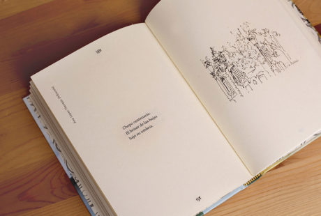 Foto del interior de un libro de aforismos con ilustraciones para apreciar la maquetación.