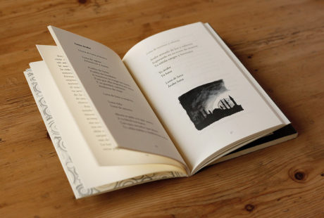 Foto del interior de un libro de poesía con fotos para apreciar la maquetación.
