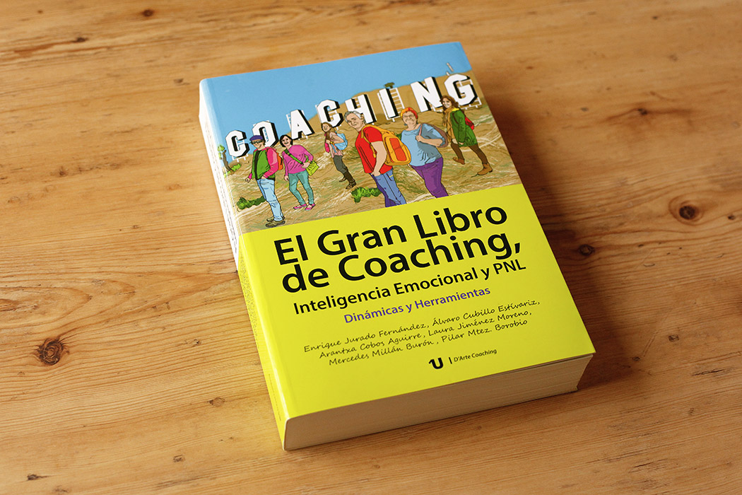 Foto de la portada de "El gran libro del coaching" de varios autores. Es una ilustración de varias personas de todas las edades, vestidas de colores, andando por el campo con mochilas.