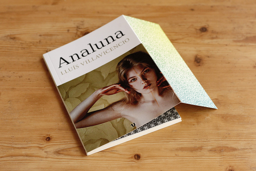 Foto de la portada de un libro titulado "Analuna", de Lluis Villavicencio. La portada es la foto de una muchacha rubia de unos veintitantos años.